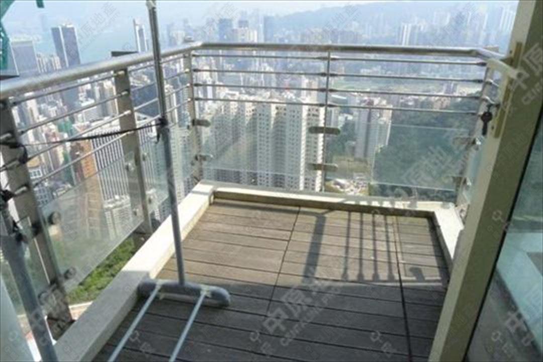 露台盡覽全港島及對岸九龍區景致。(代理提供相片)