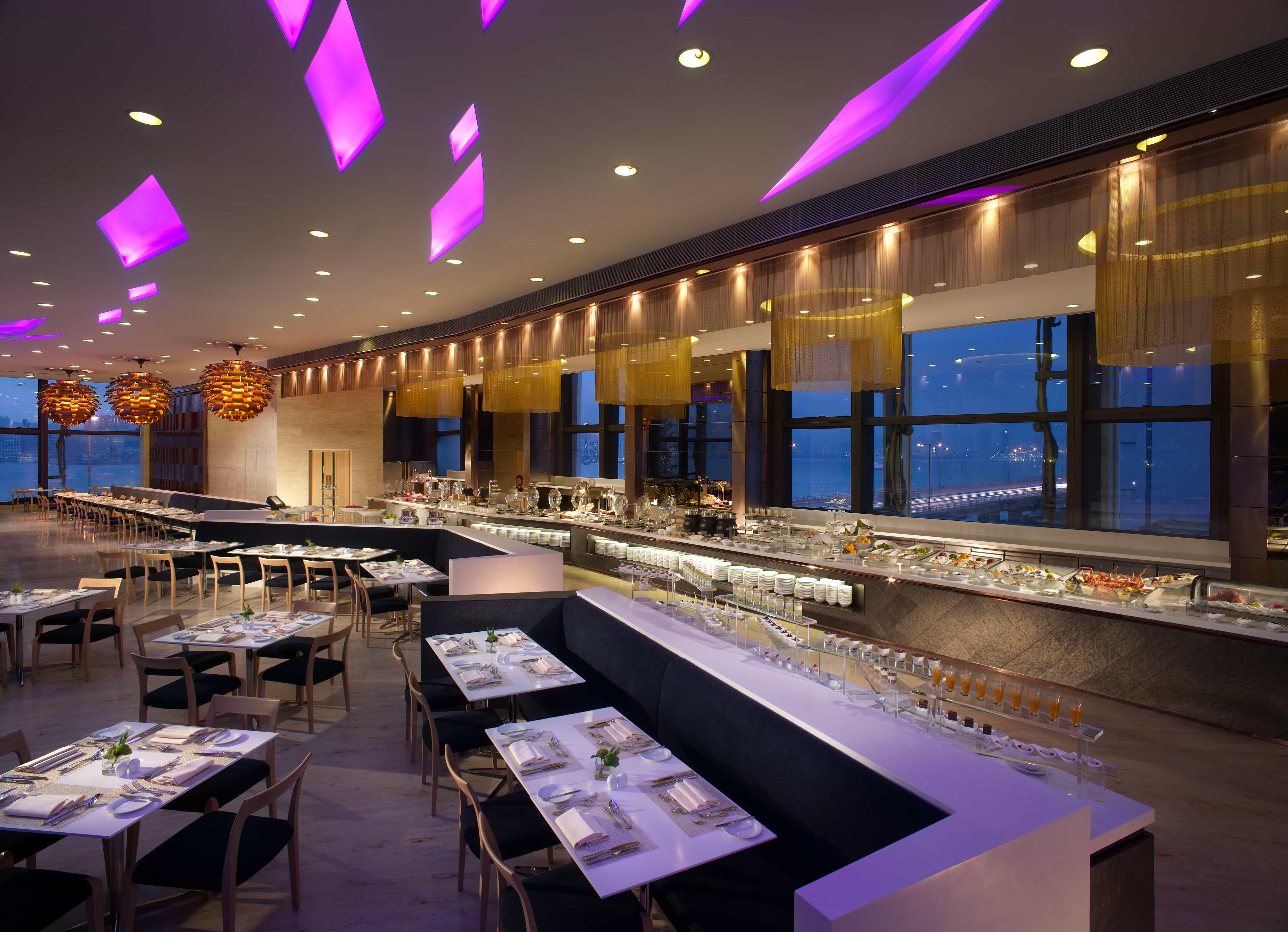 Harbour Grand Cafe提供酒店自助餐,毗鄰廣闊泳池,令人舒適愜意。