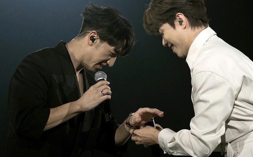 張敬軒送上14年前首開紅館騷買下的名貴手錶給Jay Fung,並在台上親自為他戴上。