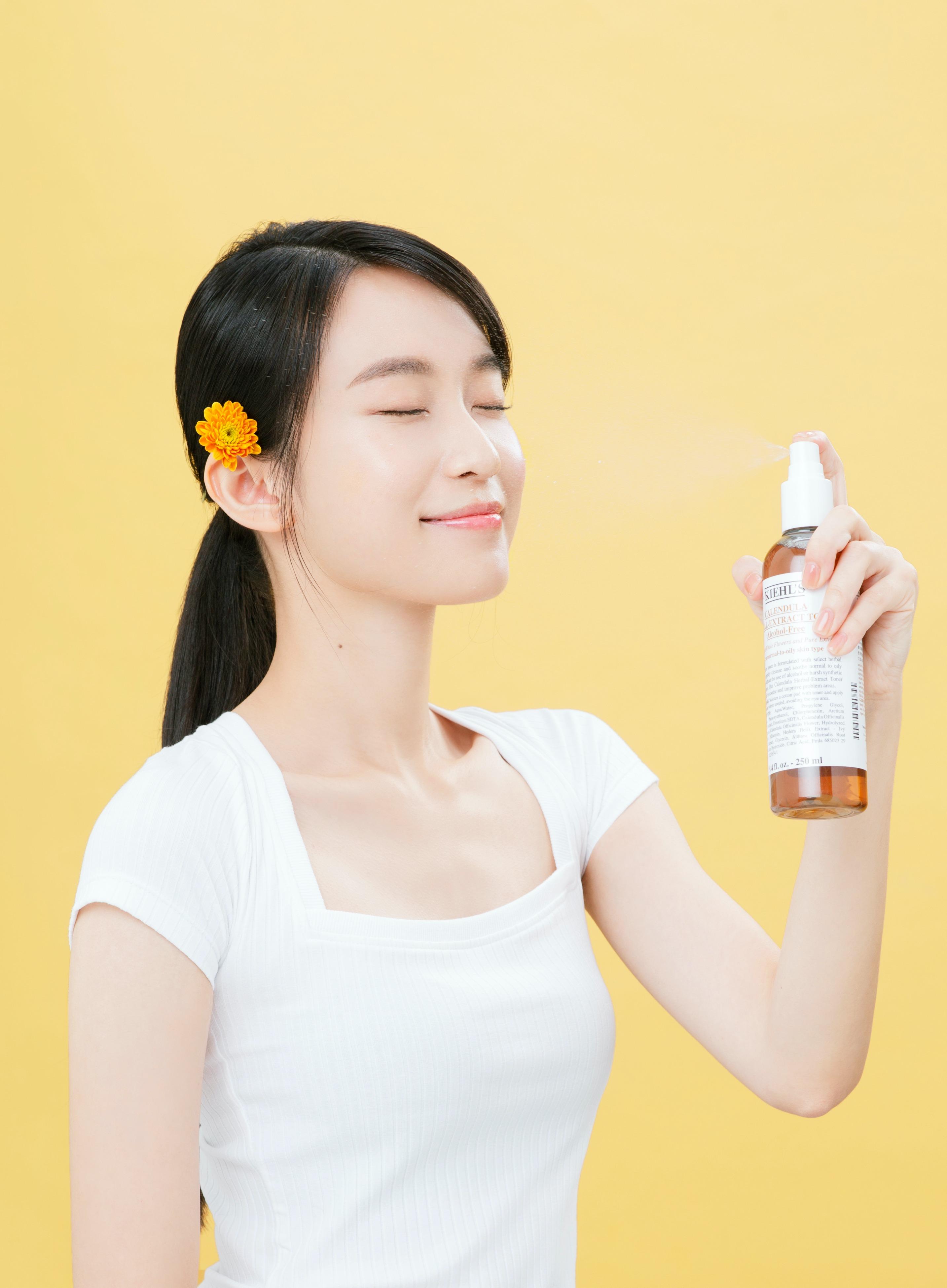 將爽膚水放入小噴樽,可以隨時保濕紓緩口罩肌。