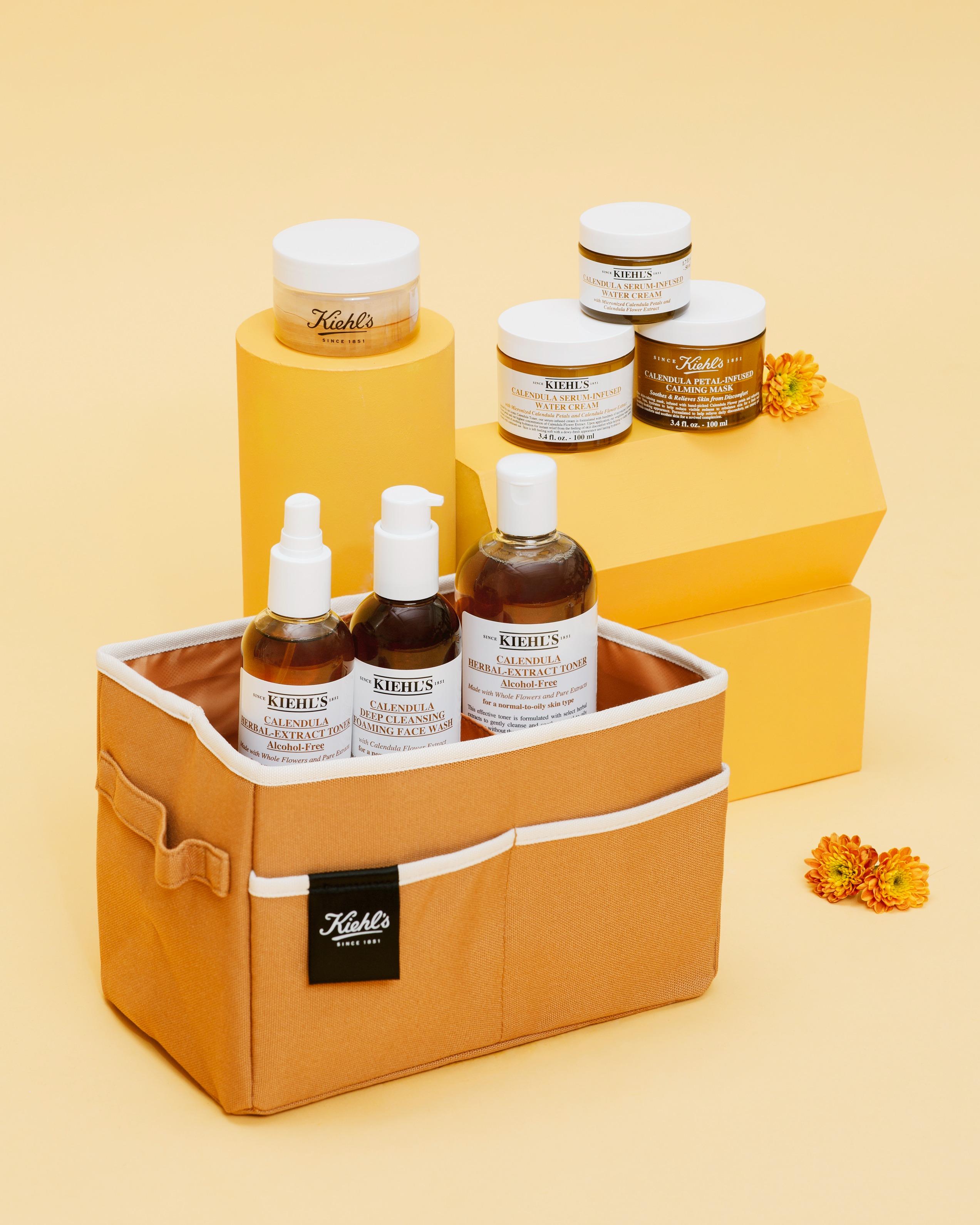 禮遇3:凡購物滿$1,080(當中包括金盞花植物精華爽膚水(500ml)),即可獲贈5件旅行試用裝、爽膚水噴頭、濕敷棉組合(包括100%純棉質地濕敷棉)及護膚品收納袋(價值$556)。