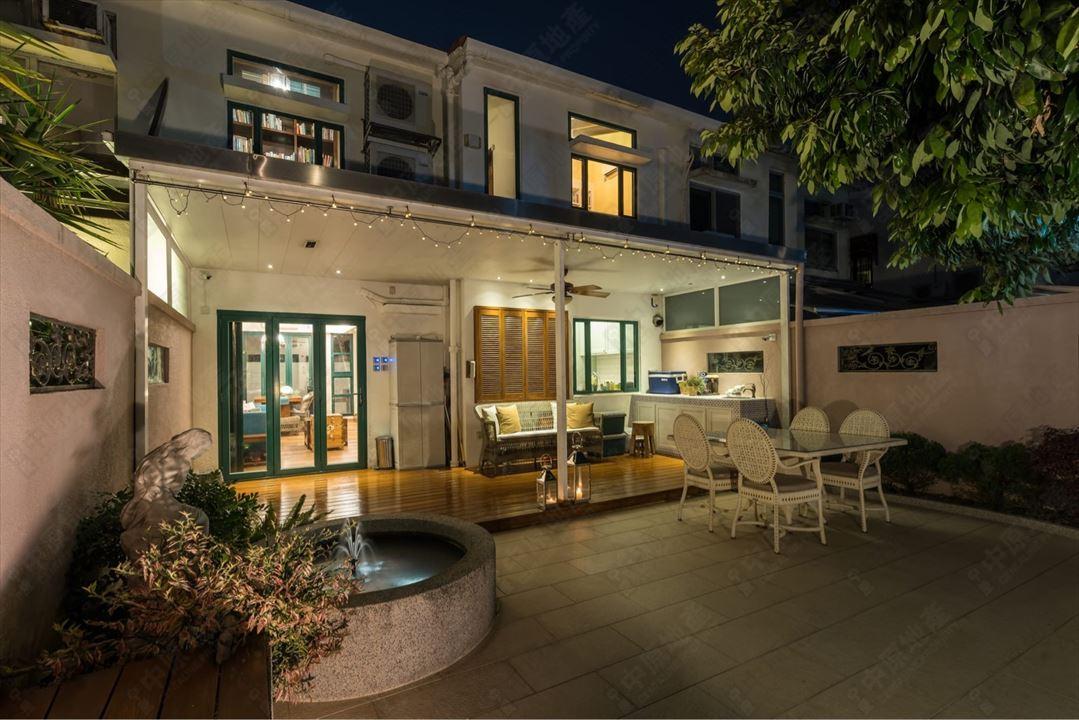 晚上的洋房外貌。