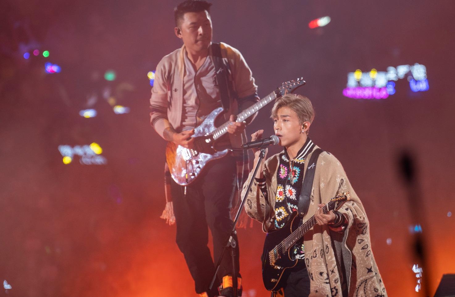 爆料者指AK與Jason Kui彩排《信之卷》時,Jason Kui跌落台底受傷。