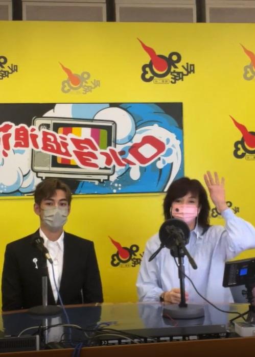 Jeffrey穿西裝襯恤衫接受Do姐訪問。