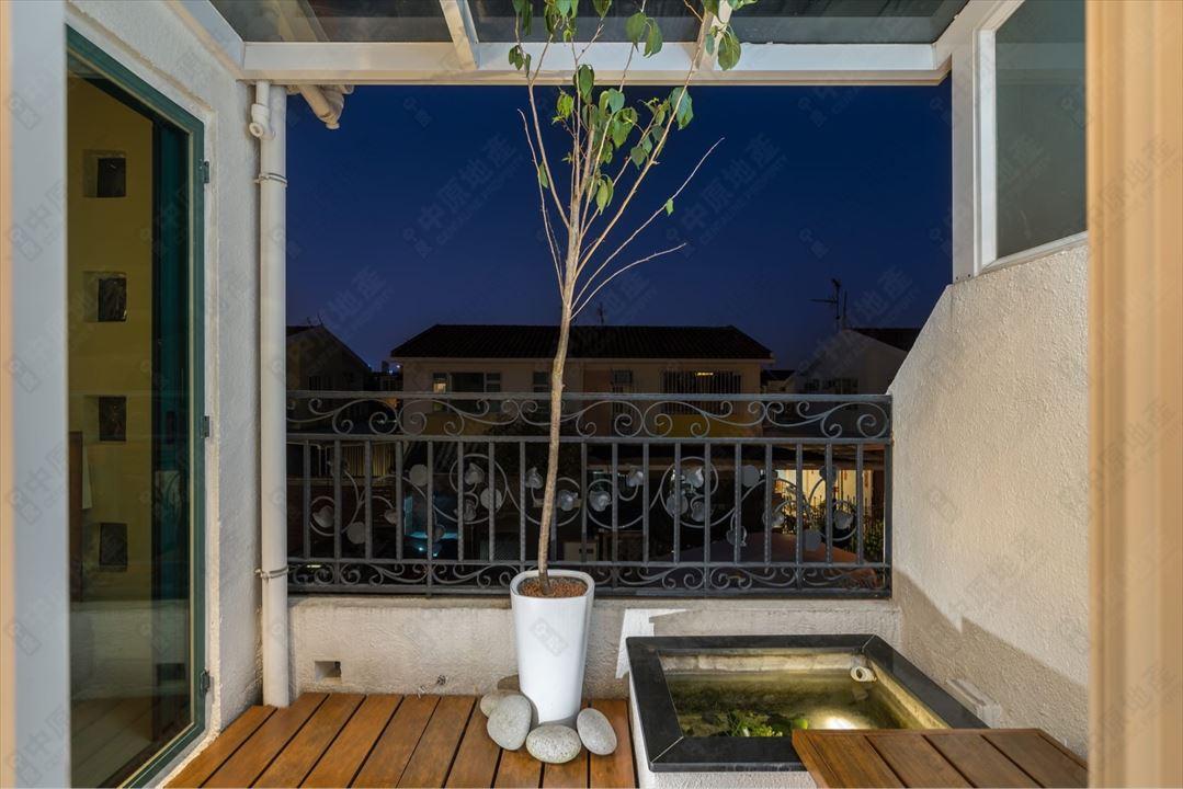 主人房設有小露台,露台上還有小水池作裝飾。