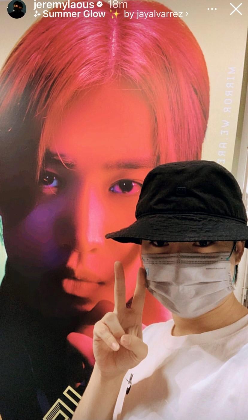 Jer興奮地在自己的人像前打卡。