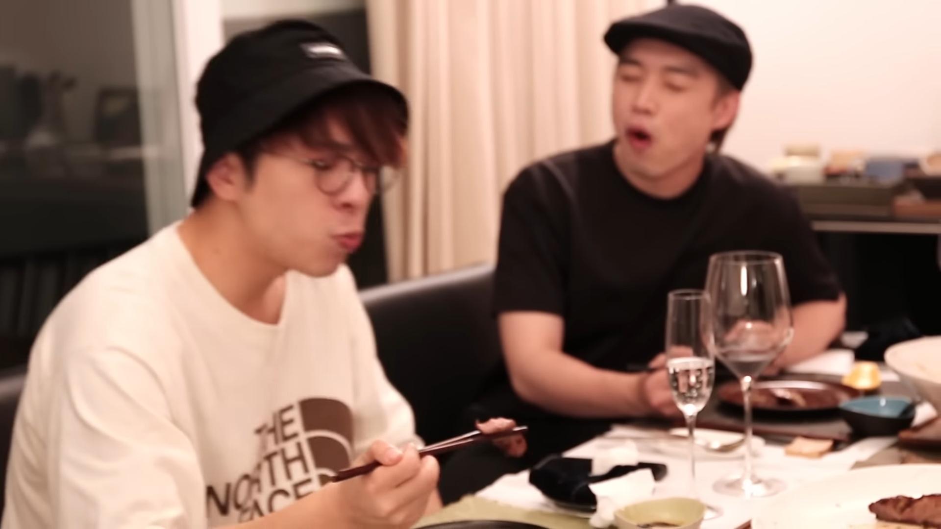 Edan與Jer吃到津津有味。