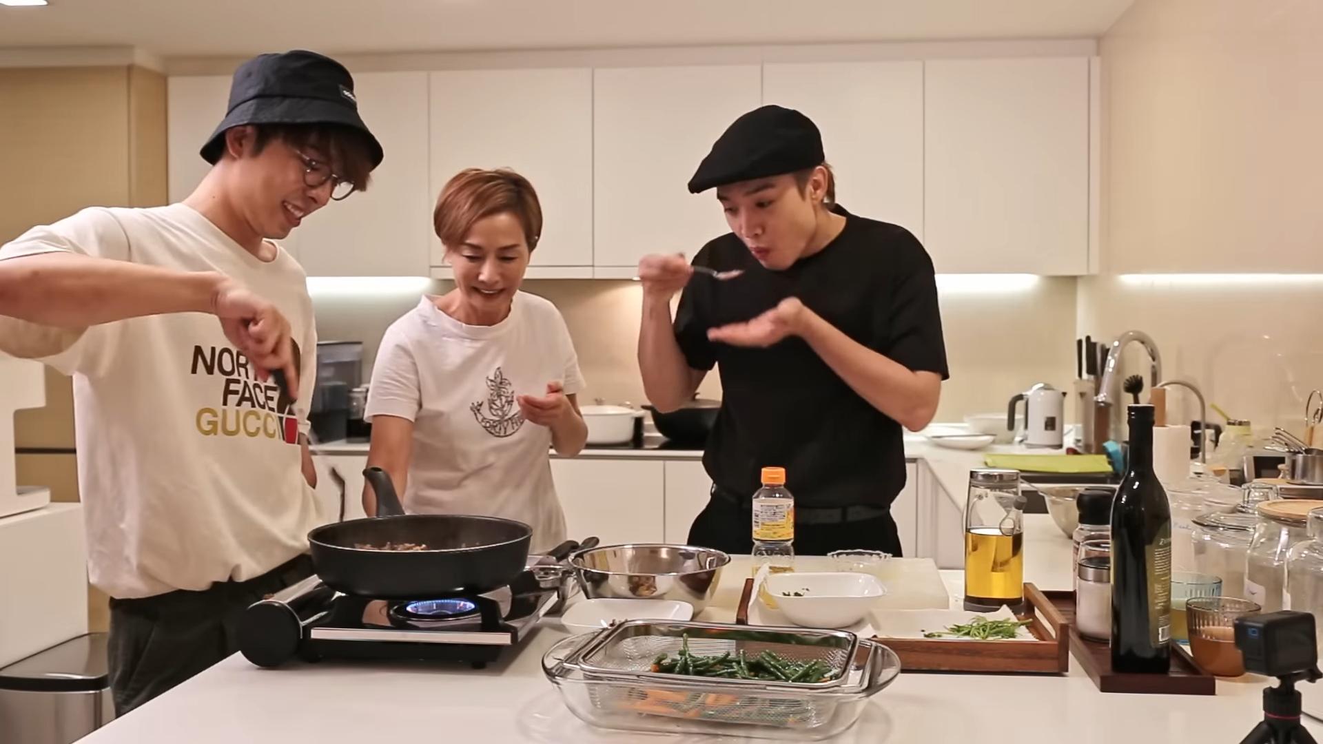 兩人一邊煮一邊試食,Jer大爆Edan嗝氣好口臭。