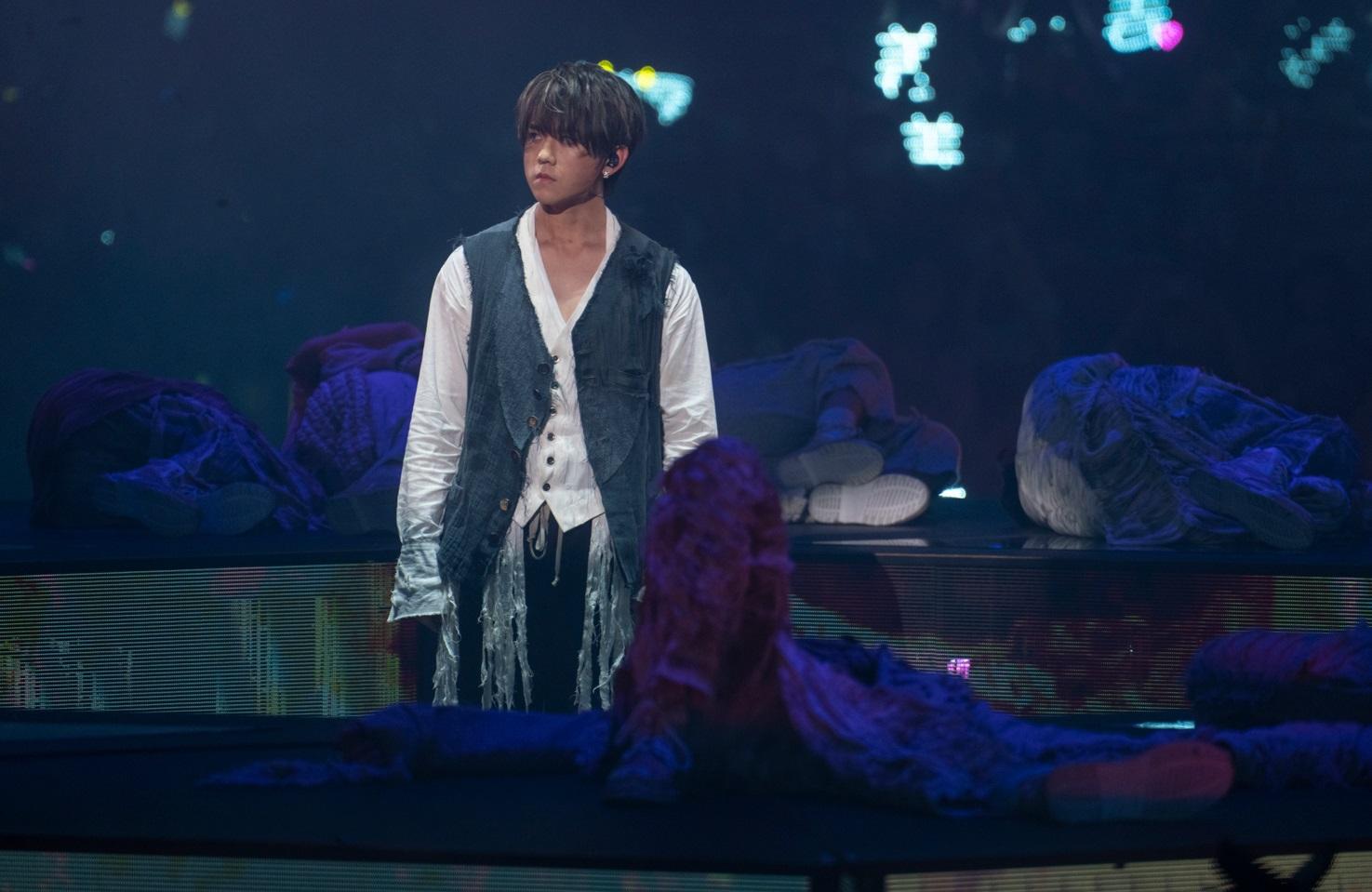 肥仔指姜濤原本有spotlight射住,但現場太光看不到。