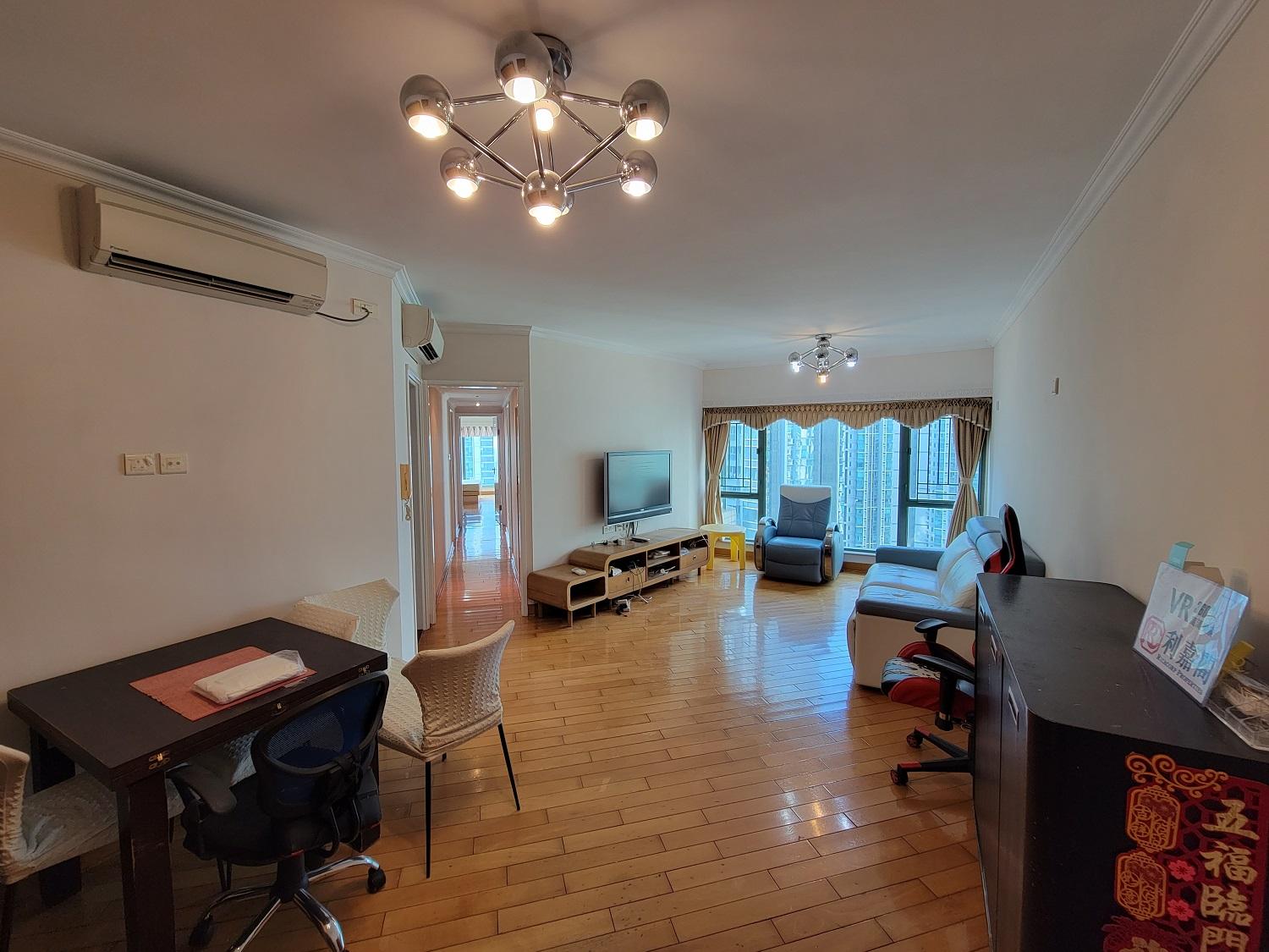 闊大的客飯廳,有足夠空間擺放大型傢俬,加上落地大玻璃窗,光猛開揚。