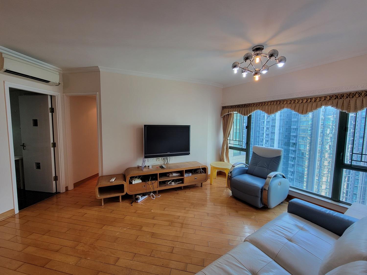 闊大的客飯廳,有足夠空間擺放大型傢俬,加上落地大玻璃窗,光猛開揚。