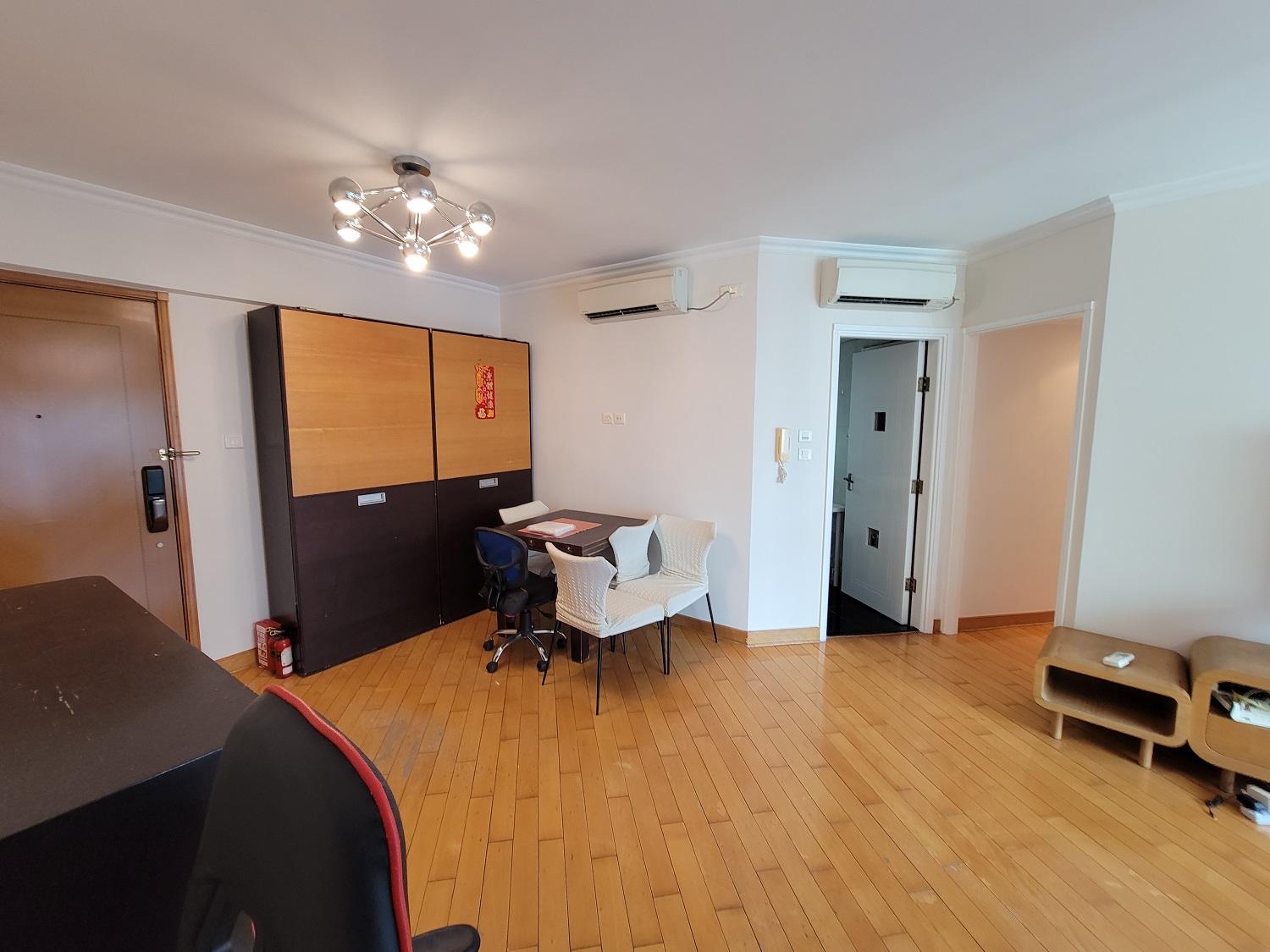 闊大的客飯廳,有足夠空間擺放大型傢俬,加上落地大玻璃窗,光猛開揚。