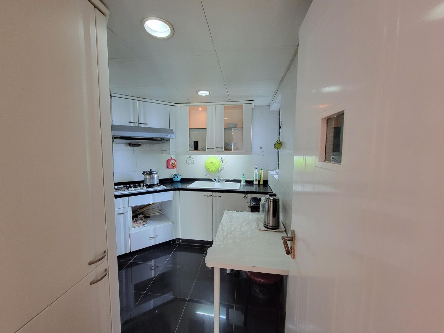 廚房面積頗大,空間足夠放置小型餐桌。