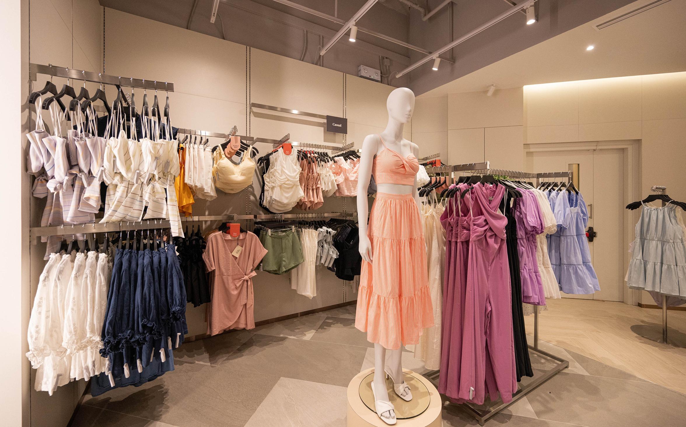 為方便顧客選購目標產品,特意將新店劃分成多個不同區域。