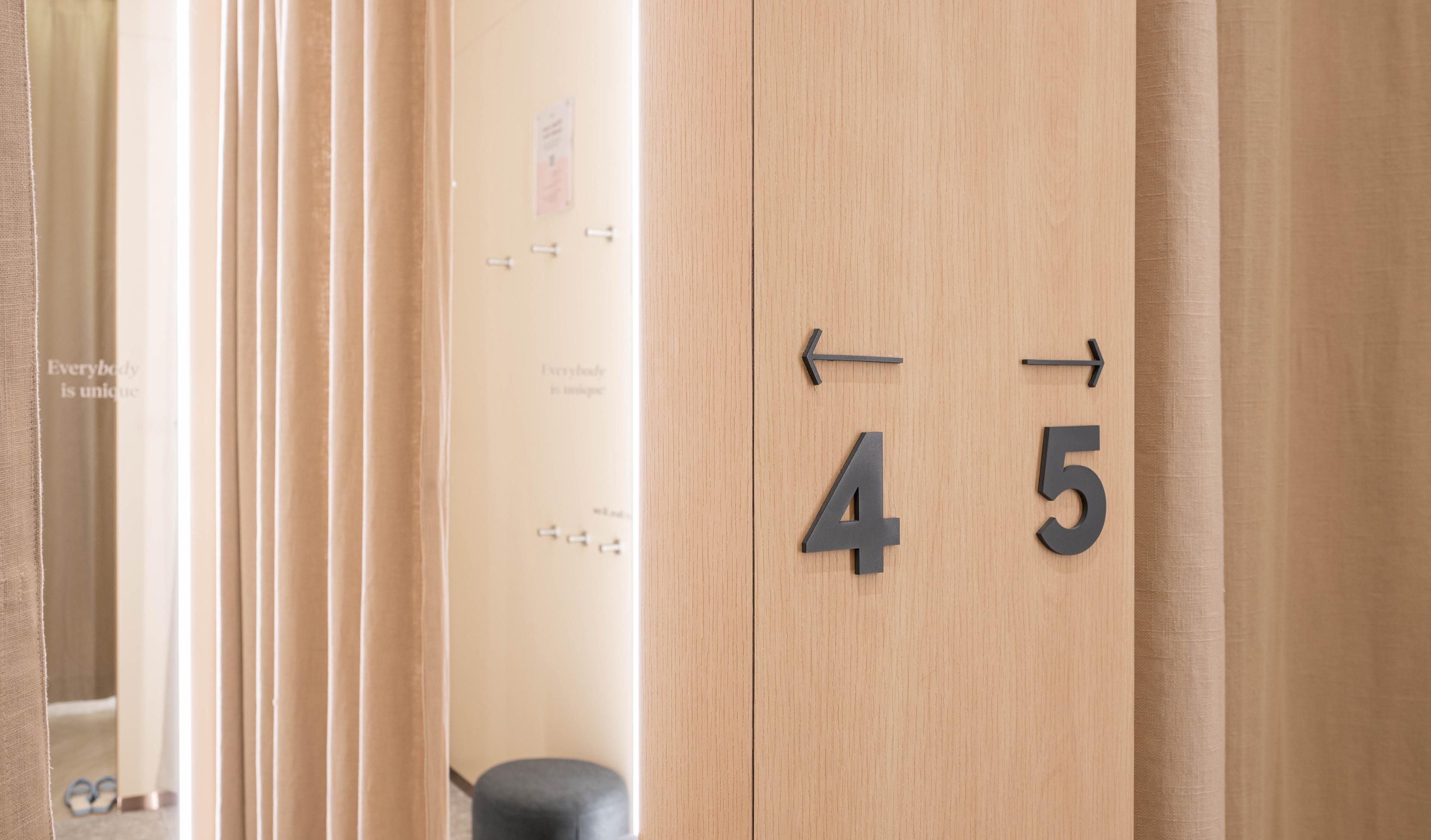 4及5號試身室是相連設計的「閨蜜試身室」。