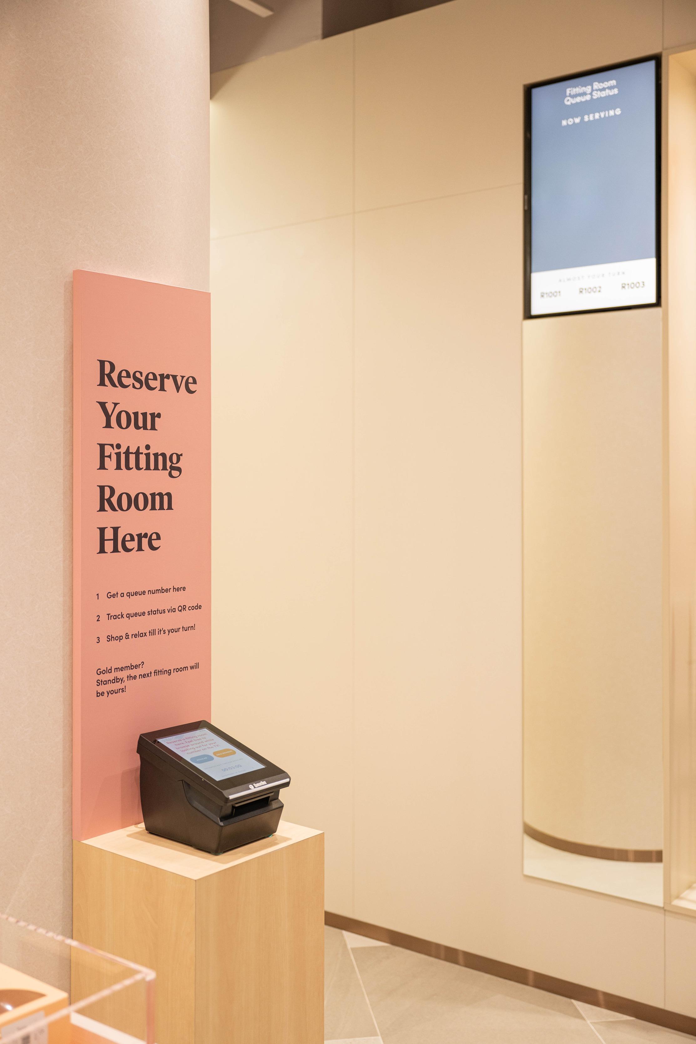 電子屏幕顯示籌號,讓女生不用親自排隊。