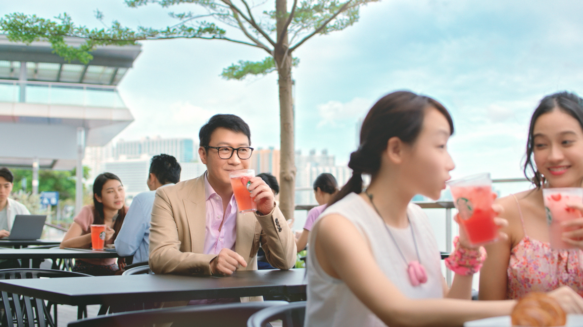 黎明與樂壇新人AVA在廣告中同框演出。