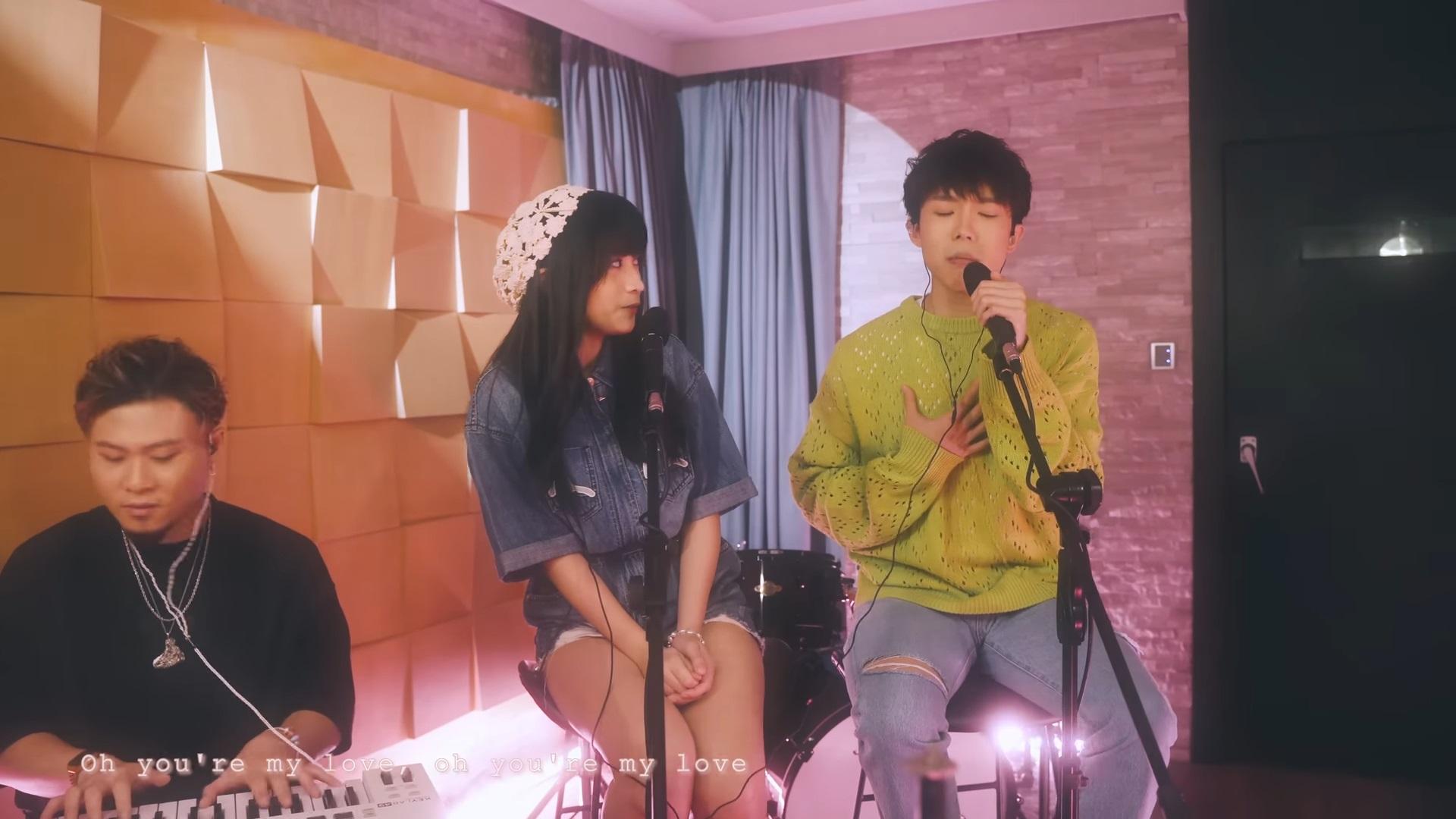 JNYBeatz彈琴伴奏,平時傻氣的Sica含情脈脈地望著Marco。