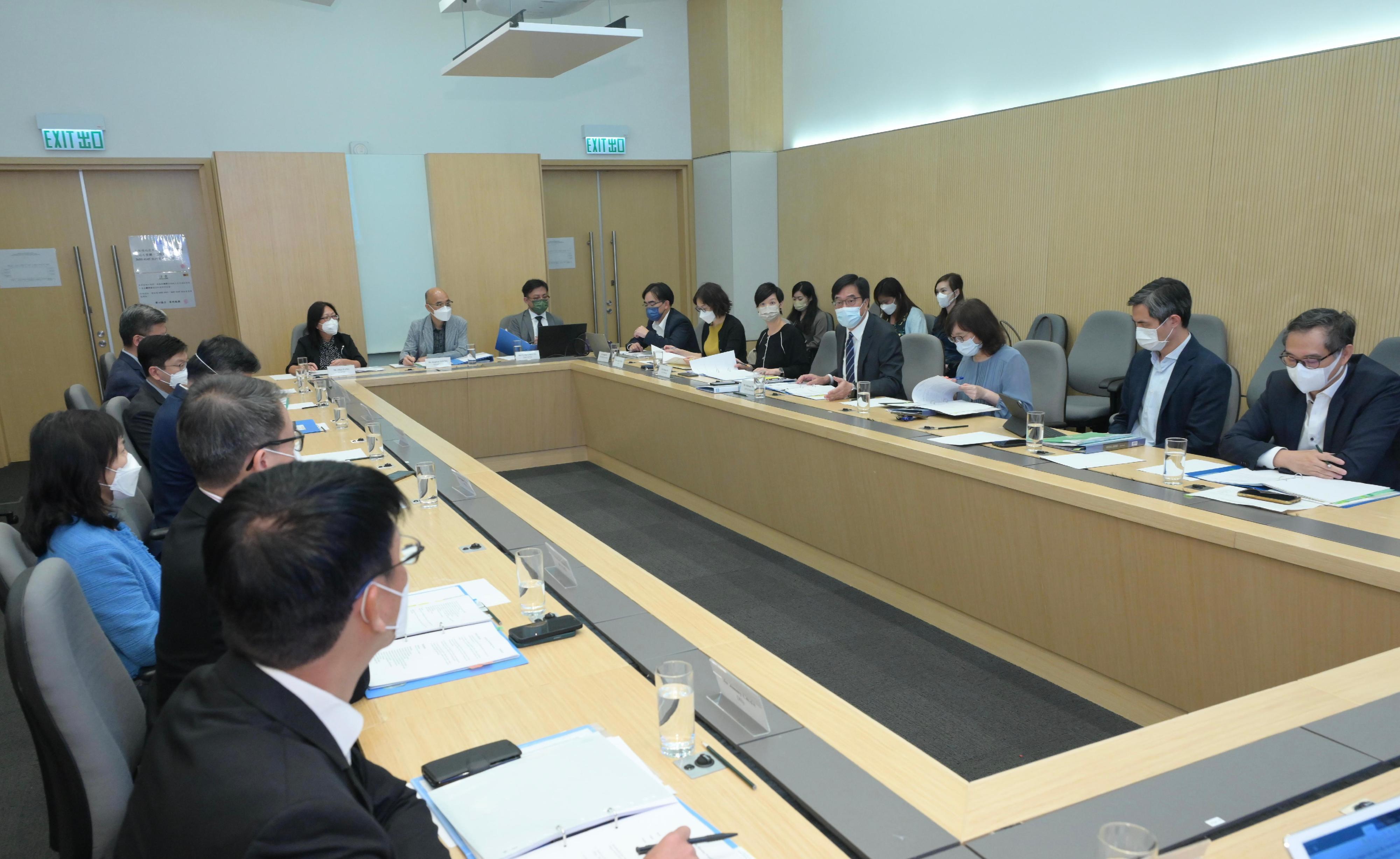 黃偉綸, 公營房屋項目行動工作組