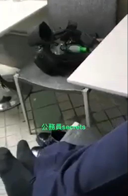 有軍裝警涉當值期間脫下佩槍睡覺,槍袋放在鄰近坐椅。。(社交平台公務員SECRESTS撮圖)