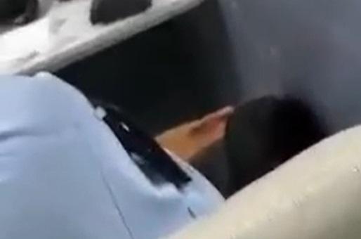 有軍裝警涉當值期間脫下佩槍睡覺。(社交平台公務員SECRESTS撮圖)