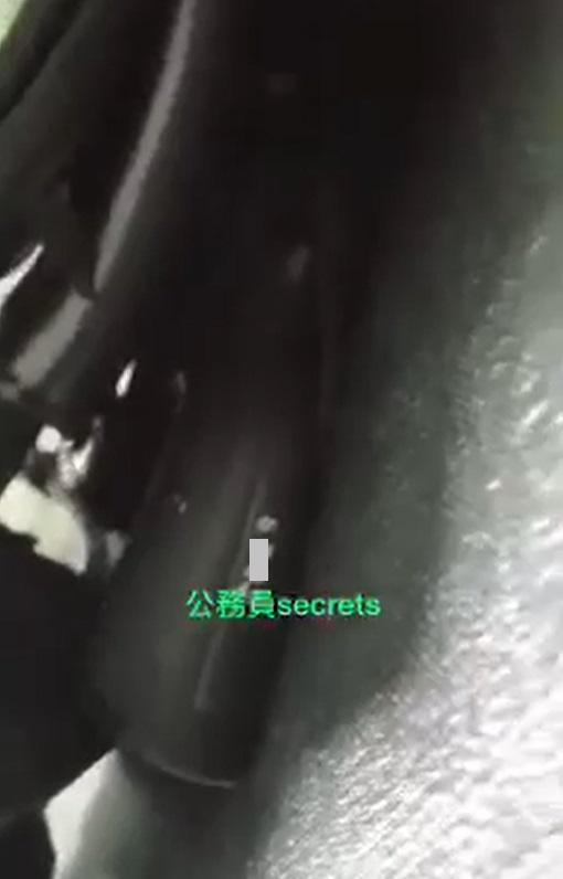 有軍裝警涉當值期間脫下佩槍睡覺,槍袋放在鄰近坐椅,佩槍則在槍袋內。(社交平台公務員SECRESTS撮圖)