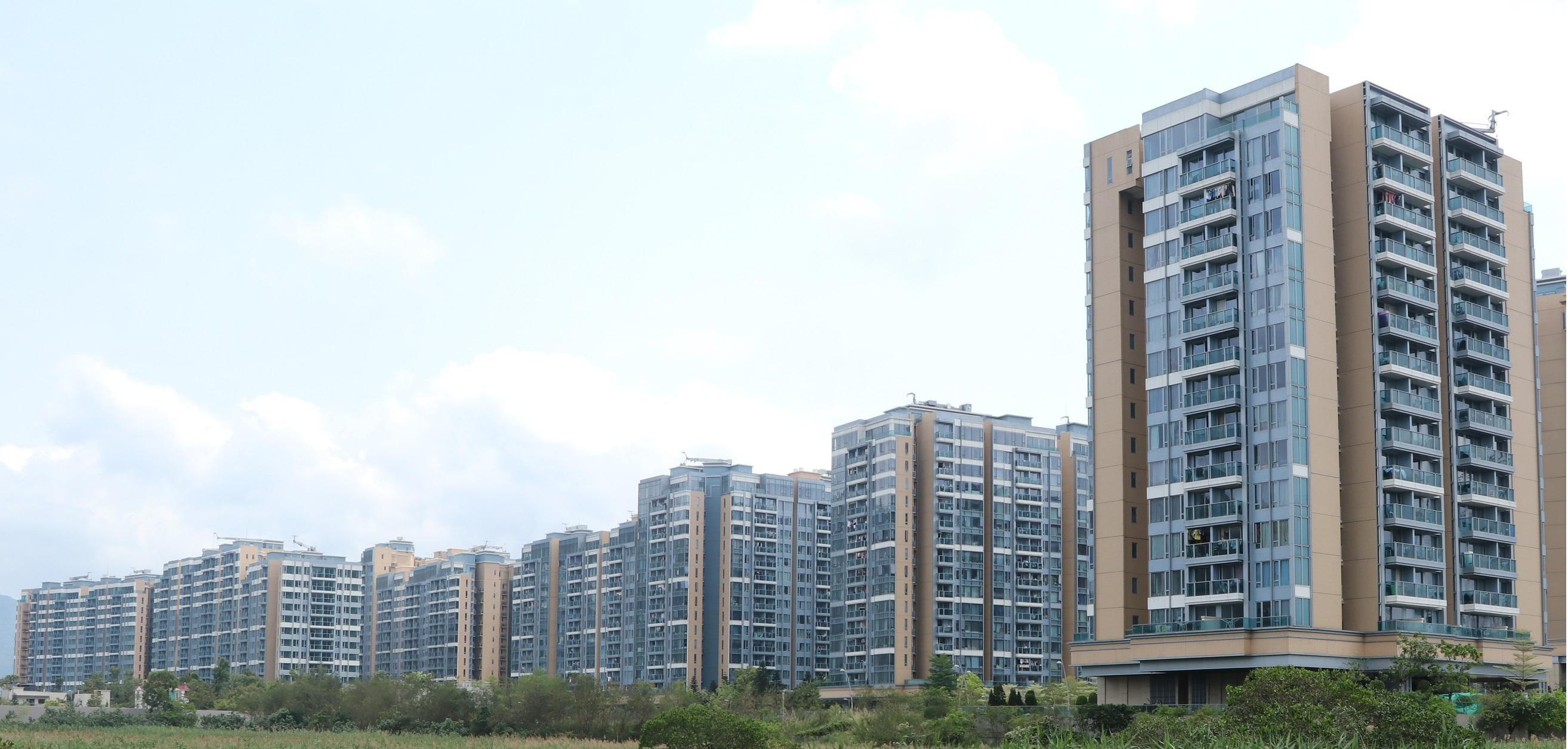 為讓兩隻愛犬有更多活動空間,有租客特意細屋搬大屋,以每月14,000萬元租住峻巒2C期一個連平台的兩房單位。