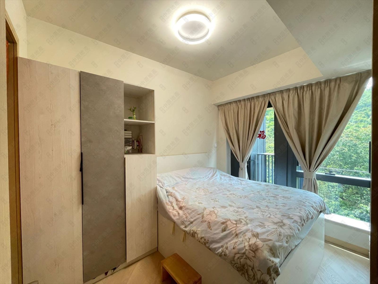 睡房間隔四正實用,望翠綠山巒景。