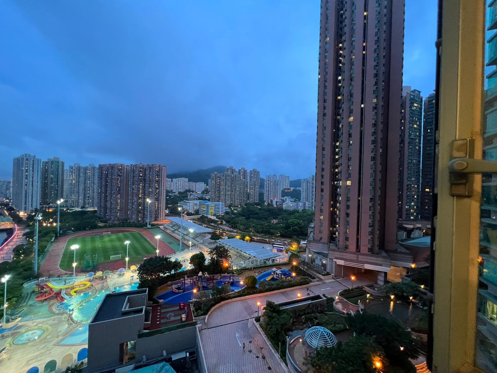 單位望泳池景和全運動場景,夜景清靜吸引。