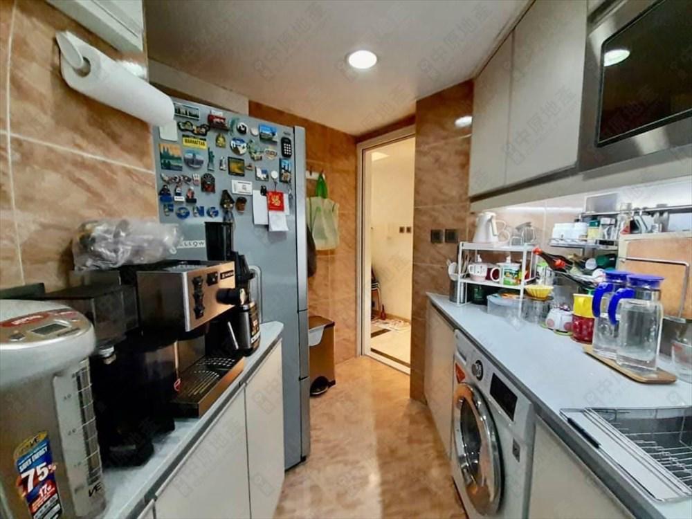 廚房擺放大型家電後,空間仍然闊落。