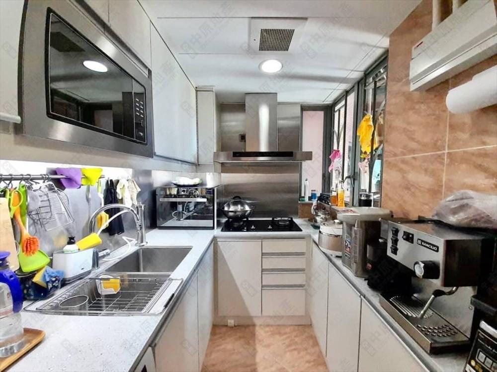 廚房闊落實用,廚櫃亦新淨。