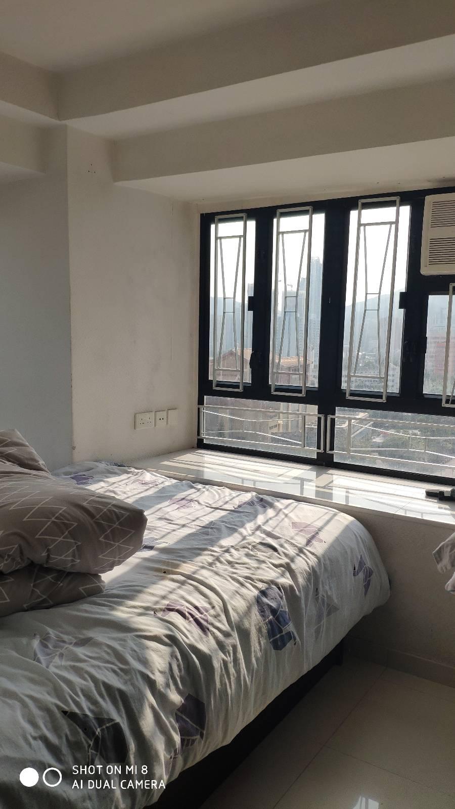 其中一個睡房設有雙人床,光線充足。