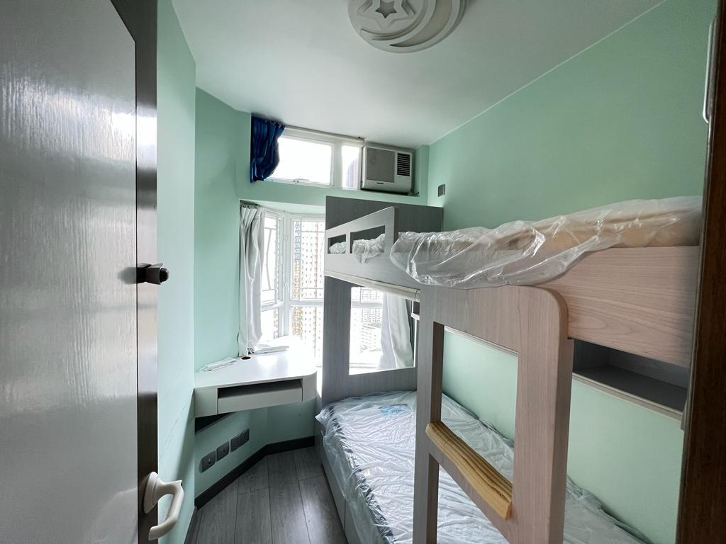 睡房窗台位設有書枱,以及碌架床,新淨實用。