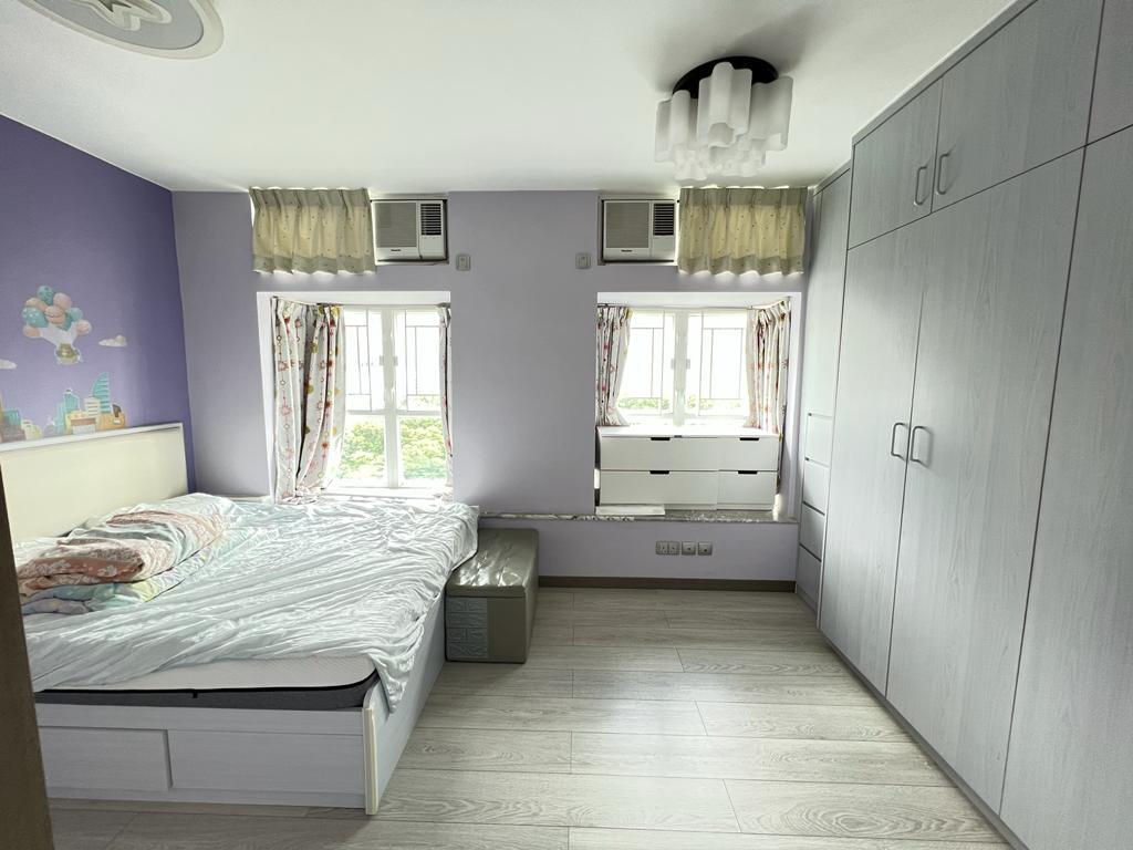 由兩房打通為一房的主人房,空間大兼光猛舒適,設有置頂大衣櫃,相當實用。