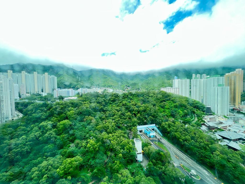 窗外是翠綠山巒景致,景觀理想吸引。