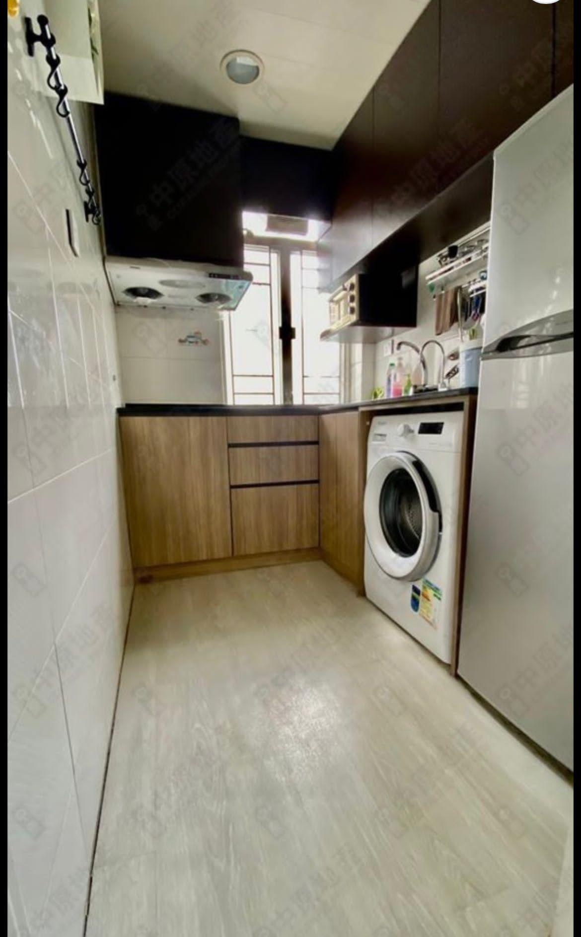 廚房面積不細小,廚櫃和基本入廚電器亦新淨。