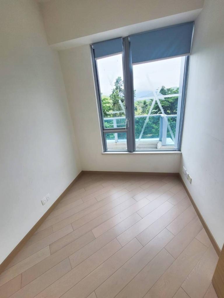 房間四正實用,外望翠綠園景。