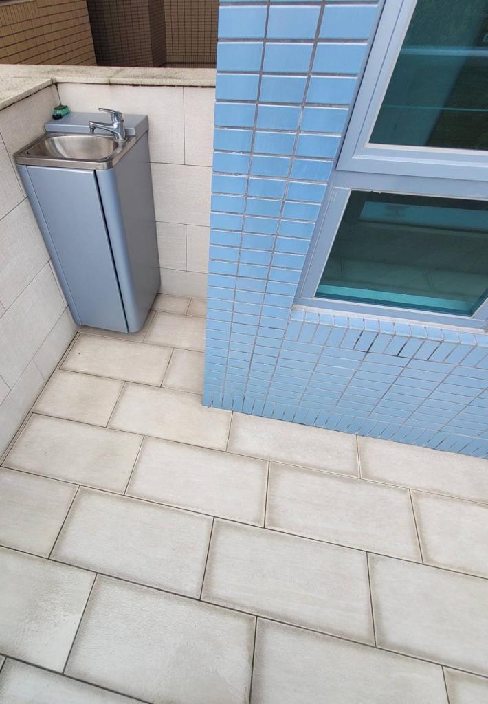 平台設有去水位及洗手盆,方便日常清潔。