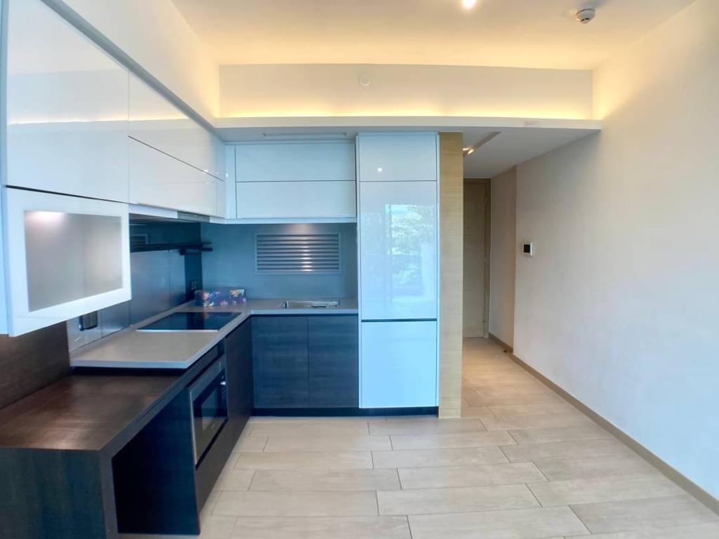 單位採開放式廚房,空間亦足。