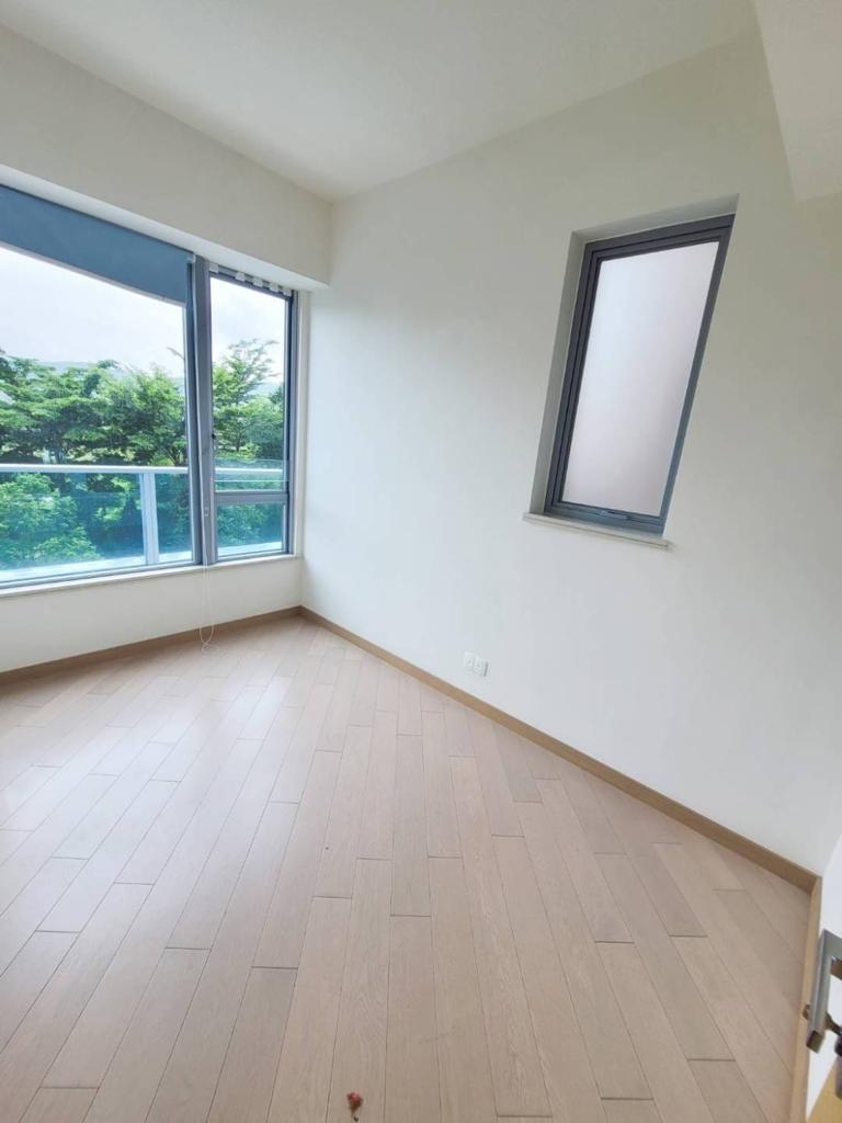 房間四正實用,外望翠綠園景。