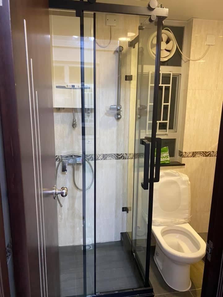 浴室採玻璃企缸設計,保養得宜。(代理提供相片)