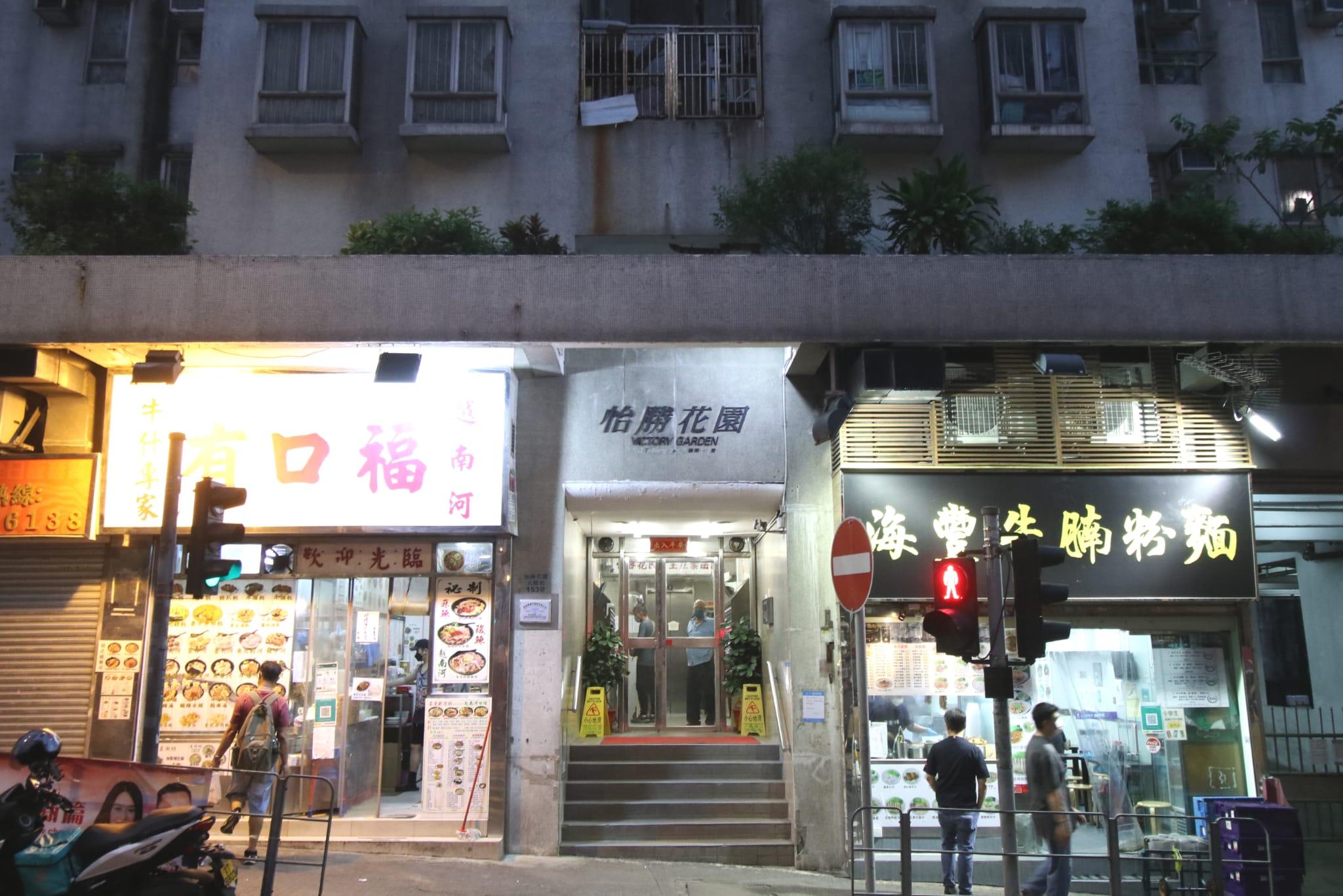 怡勝花園附近有不少食肆及民生商店,亦毗鄰石籬邨,日常生活配套方便。(林俊源攝)
