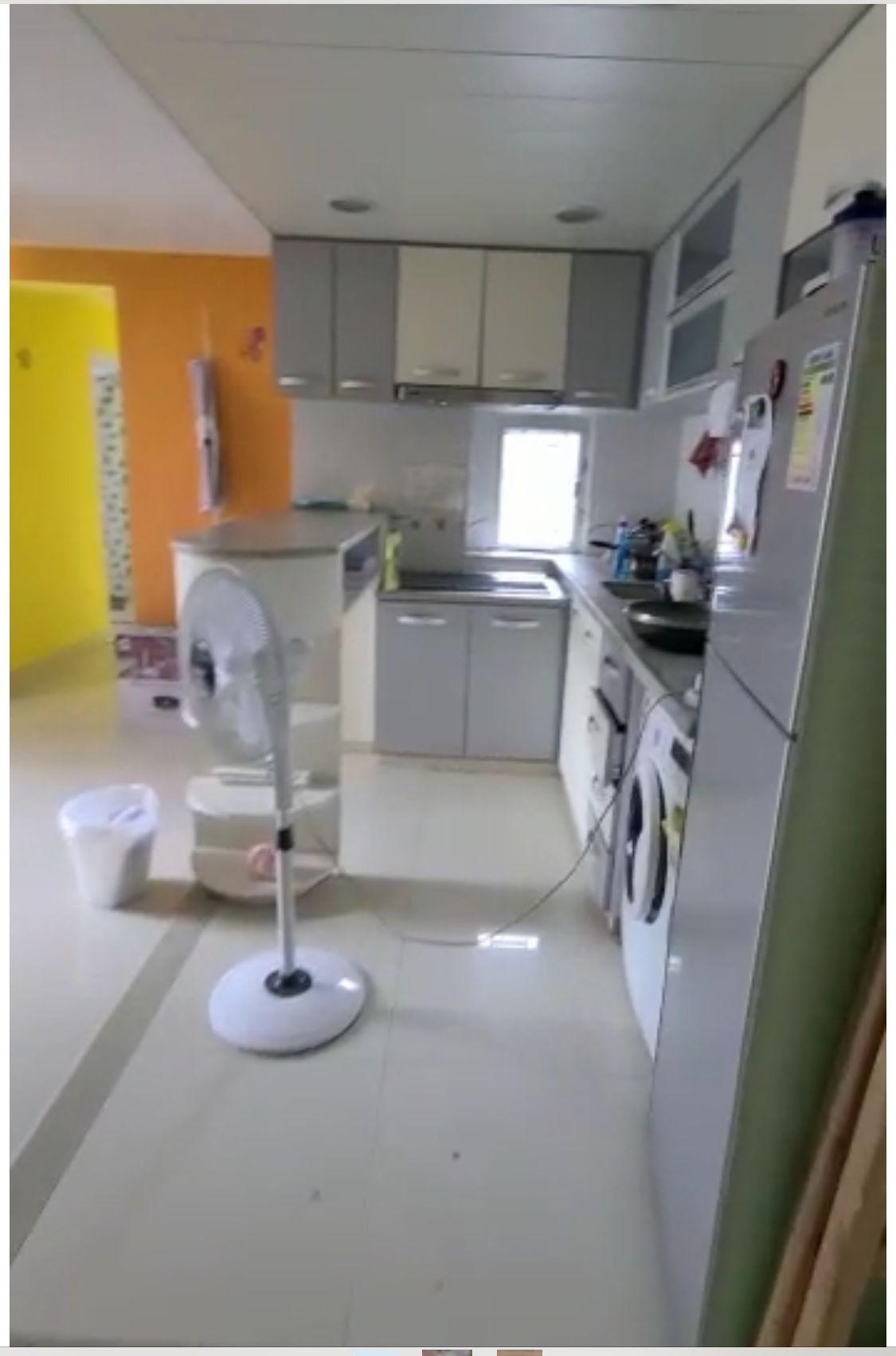 單位採開放式廚房設計,裝修新淨及備有部分傢俬和電器,可即租即住。(代理提供相片)