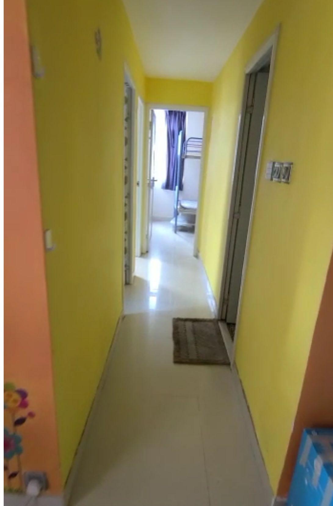 單位走廊牆身用色鮮艷。(代理提供相片)