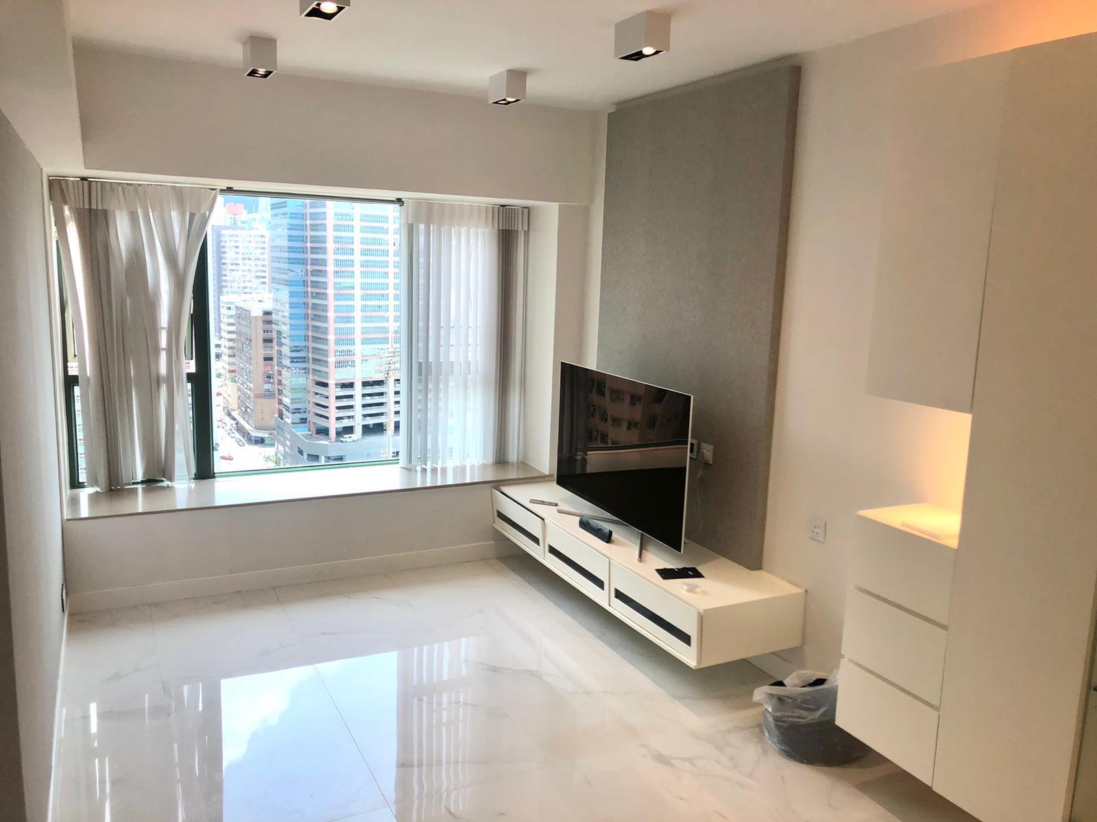 白色的裝潢格局,感覺簡約舒適,而且傢電齊全,可即租即住。