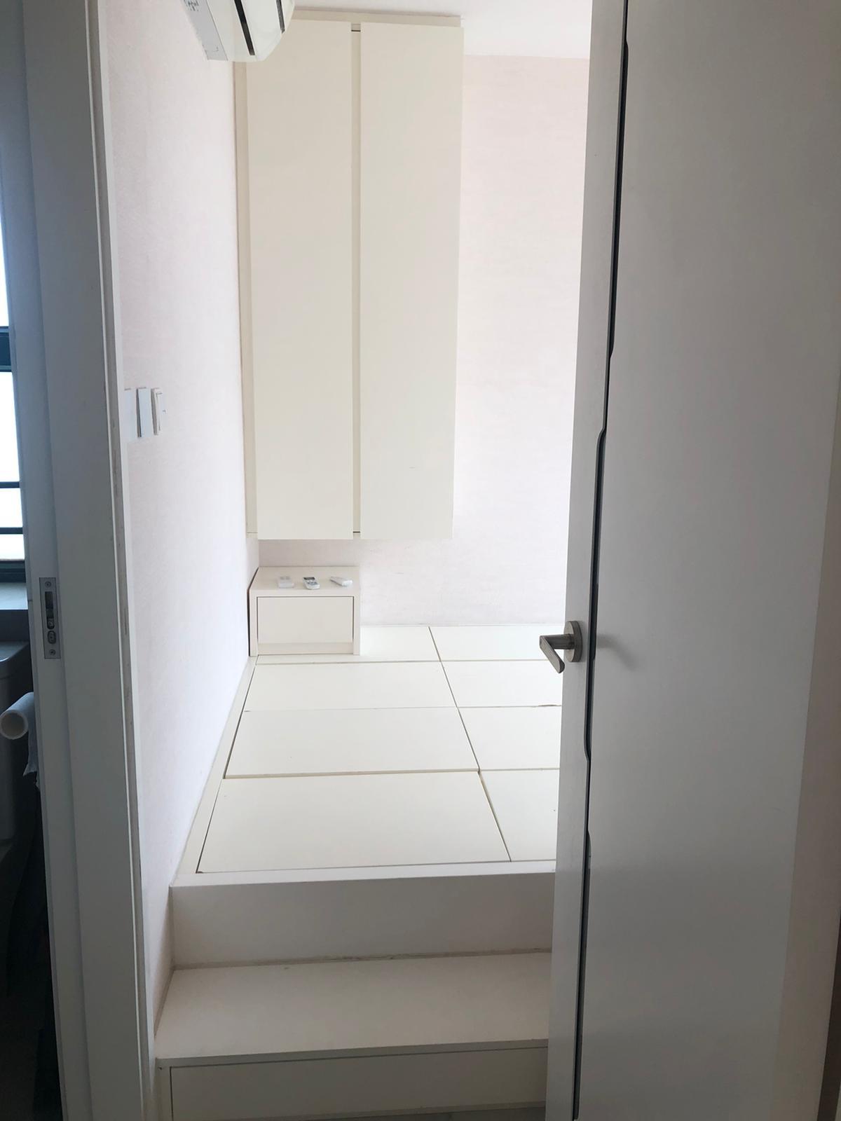 睡房設有地台和置頂衣櫃,收納空間十分充裕。