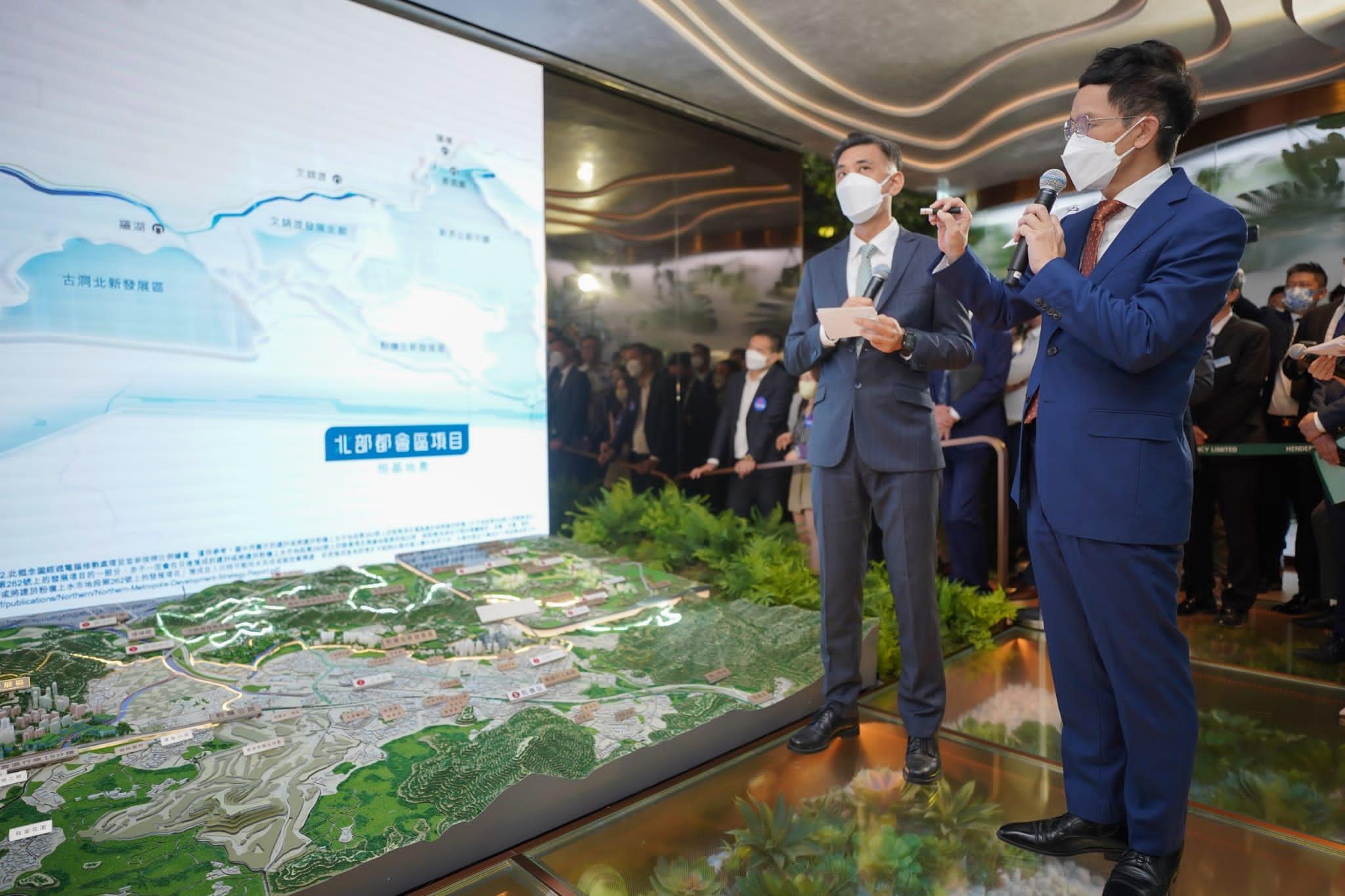 (右)恒基物業代理有限公司營業(一)部總經理林達民,與恒基物業代理有限公司營業(一)部助理總經理蔡堃耀(右),透過模型介紹北部都會區當中的6大新發展區。(李睿哲攝)