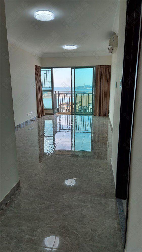 單位擁有全新靚裝修,大廳外接露台,飩覽開揚海景。(代理提供相片)