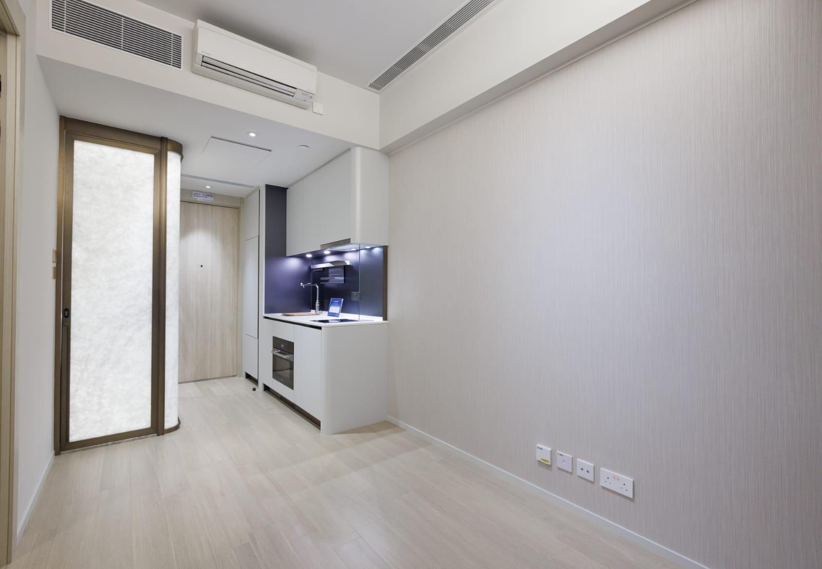 單位特設的「聰明空間」天花多元收納空間,設於玄關之上,用盡每一吋空間。(蘇文傑攝)