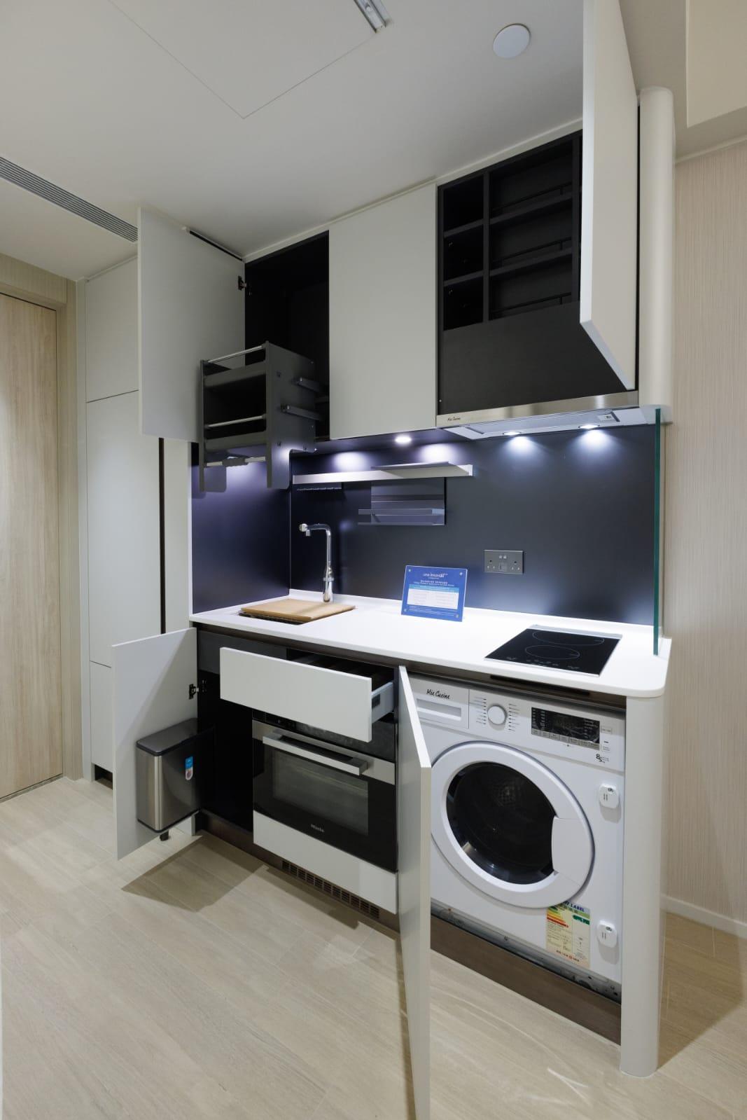 開放式廚房配備名種歐洲品牌電器,包括二合一洗衣乾衣機、雪櫃和蒸焗爐等。(蘇文傑攝)